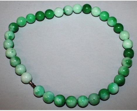 A CHINESE APPLE GREEN JADE-LIKE NECKLACE. 