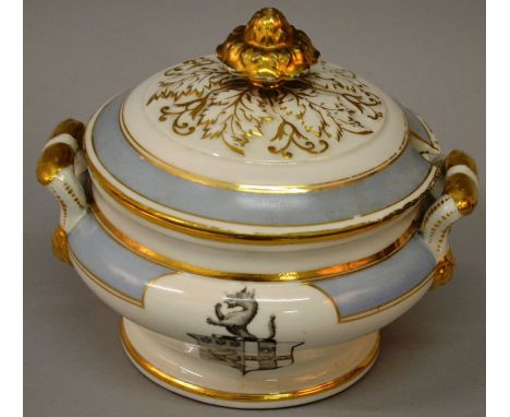 AN EARLY 19TH CENTURY CHAMBERLAIN WORCESTER ARMORIAL SAUCE TUREEN AND COVER with light blue ground. 