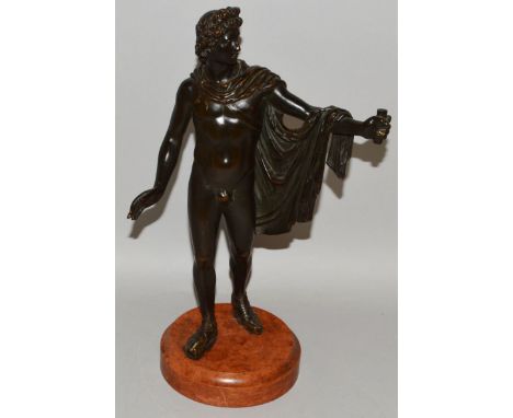 A SUPERB 19TH CENTURY BRONZE OF A CLASSICAL YOUNG MAN, AFTER THE ANTIQUE, a cloak over his arm, on a circular marble base. 13