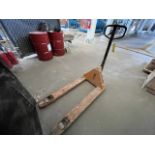 Hydraulic pallet truck, with a load capacity of 5500 lb / 2.5 Tons. / Traspaleta hidráulica Marc
