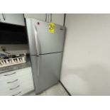 Frigidare two-door gray refrigerator, Model FRT164AG, Series MR5XN084, 127 V. / Refrigerador de dos