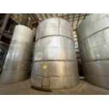 Stainless steel storage tank with a capacity of 192,163 liters, measuring approximately 6 meters in
