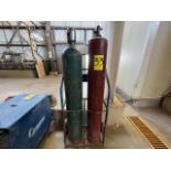 Oxycutting equipment including acetylene tank, oxygen tank and transport cart. / Equipo de oxicorte