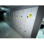 Lot of 8 storage lockers of 2 spaces each, measuring approximately 0.40 x 0.40 x 1.80 meters. / Lo