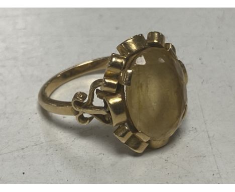 An 18ct gold lady's ring with polished stone 