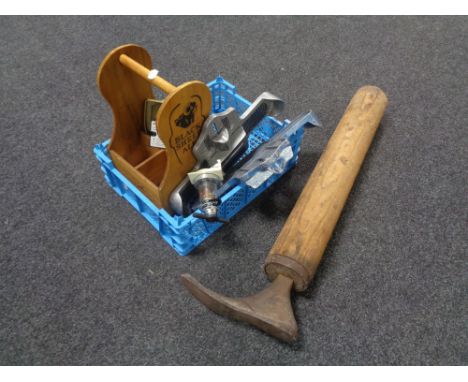 A crate of cobbler's last, two Brannock vintage foot measures, black sheep ale drinks caddy together with bar optics