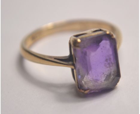 9ct rectangular amethyst set dress ring. Size LGross weight approx 2.12g