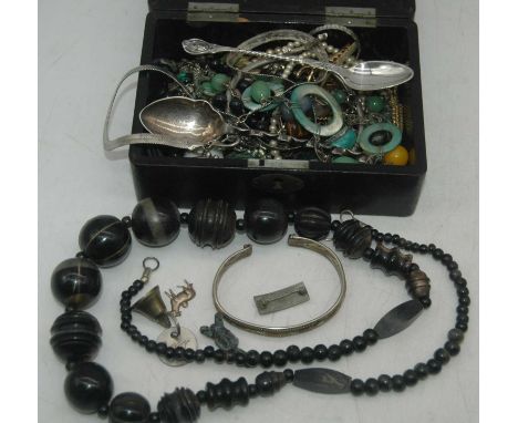 A Japanese lacquered jewellery box and contents, to include flatlink bracelet, faux jade necklace, tri-colour bangle etc