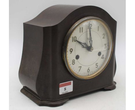 A 1930s Smiths bakelite cased mantel clock, h.18cm