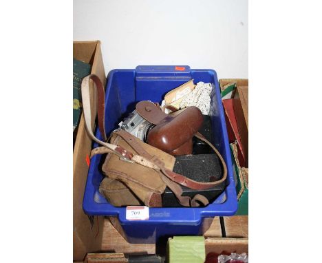 A collection of vintage cameras to include a Frankerette 