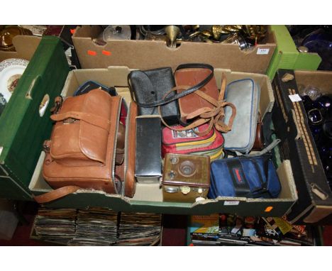 A box of vintage cameras, to include a Brownie Model F