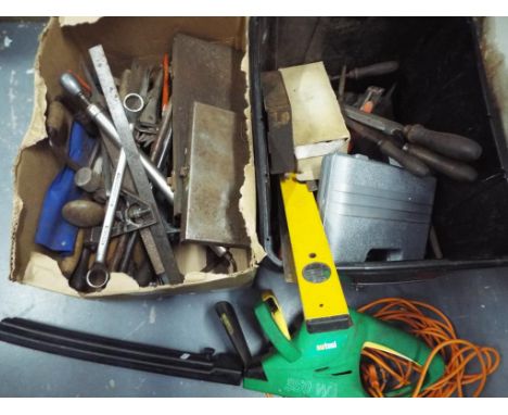 A lot to include a quantity of hand tools and a Nutool electric hedge trimmer (3)