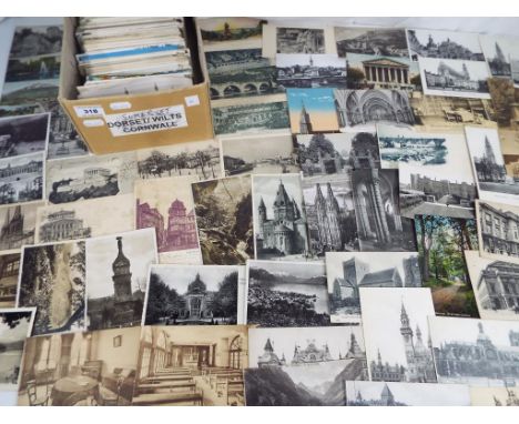 In excess of 600 predominantly Foreign postcard showing views with some subjects and similar Est £40 - £60