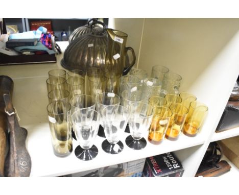 A set of 5  John Clappison 'Ravenhead' pattern clear glass tankers, h14cm, sold together with a smoke glass jug, 10 smoke gla