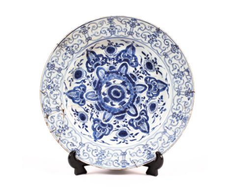 A Chinese porcelain blue and white charger, Kangxi (1654-1722), blue leaf and concentric circle mark, painted with a circular