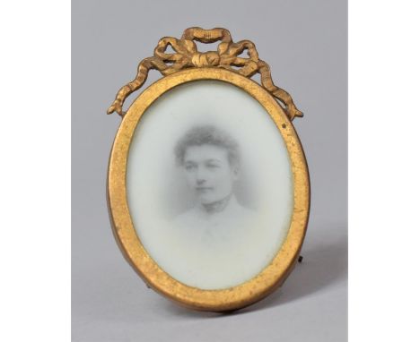 A Early 20th Century Brass Framed Oval Miniature Photo Frame with Ribbon Finial and Easel Back, 7cm high 
