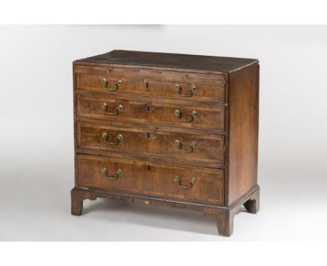 Commode à quatre tiroirs et tirette George III en noyer, entrées et prises en métal doré. Tablette en chêne pouvant servir d'