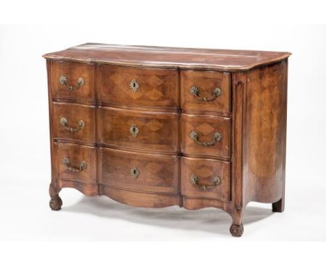 Commode bombée Louis XIV de fabrication suisse, à trois tiroirs en arbalète et ferrures en laiton.H. 90.5x58.5x130.5 cm.Art s