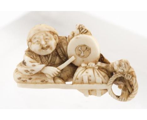Netsuke en ivoire d'un musicien signé sous la base. H. 2.5 cm.  Lot vendu sans CITES. - We do not provide any CITES for this 