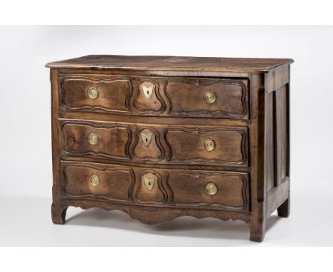 Commode provinciale d'époque Louis XIV en noyer massif à trois tiroirs. France. H. 93x130x63 cm.MeublesFurnitureMöbelChaletFo