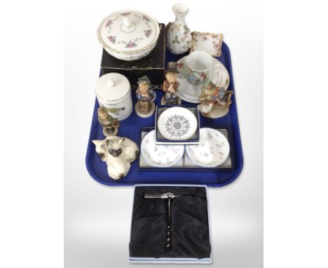 Four West German Goebel figures, together with a Wedgwood Rosedale porcelain lidded bowl, in box, Wedgwood Birds of the World