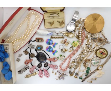 A collection of vintage costume jewellery to include a pink ceramic lizard necklace, silver Siam wear brooch and earrings and