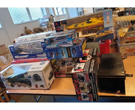 Large collection of remote control vehicles to include Venis racing boat, R/E replicas Warship, Feilun no.0515 Panzer etc (13