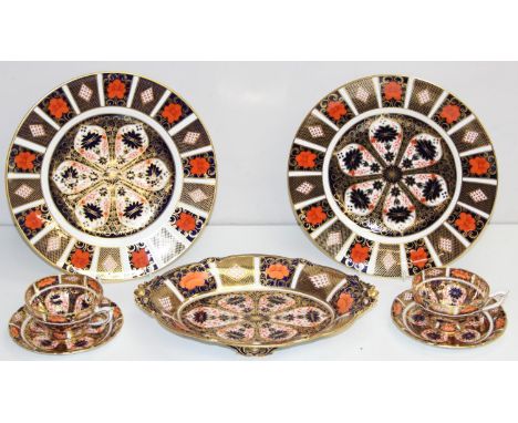 Vintage Royal Crown Derby pieces in the Old Imari pattern, to incl 2 cups and saucers, large bracket-footed bonbon dish, and 