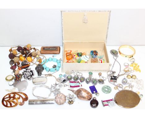 Qty of assorted mixed jewellery and curios to inc jewellery, small boxes, Murano glass sweets etc