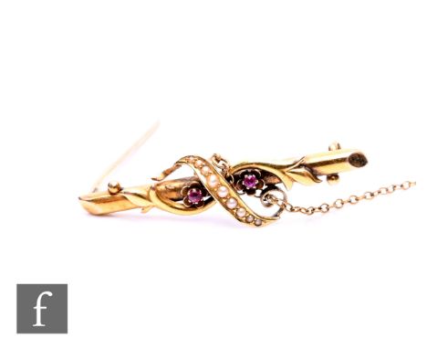 An Edwardian 15ct gold ruby and seed pearl brooch, stamped 16. 625, length 5cm, 3.4g.
