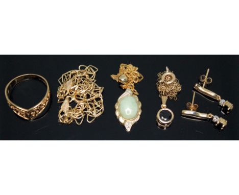 Assorted jewellery comprising a hallmarked 9ct gold pierced wishbone ring, a bracelet marked '375', a hallmarked 9ct gold jad