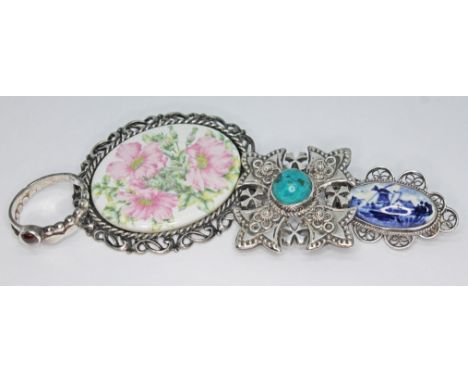 Assorted jewellery comprising a brooch set with a turquoise cabochon marked 'Bethlehem' and 'silver', a Delft cabochon brooch