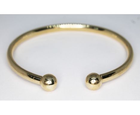 A hallmarked 9ct gold bangle, diam. approx. 6cm, weight 5.91g.  
