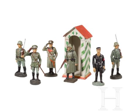 Elastolin Rudolf Hess in SS-Uniform, fünf Offiziere und Soldaten sowie Schilderhaus mit Lineol Wachposten   Elastolin/Lineol,