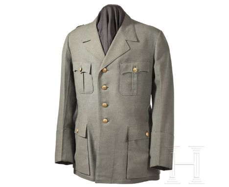 Adolf Hitler - feldgraue Feldbluse, März 1940  Maßfertigung in fein gewebtem feldgrauen Tuch, zwei aufgesetzte Schoß- und Bru