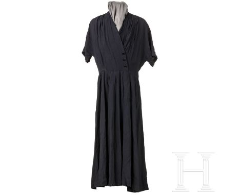 Eva Braun - schwarzes Chiffon-Kleid  Leichtes, ungefüttertes und tailliert geschnittenes Sommerkleid mit kurzen Ärmeln, drei 