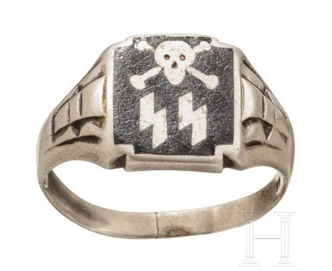 Silberner Kantinenring   Die schwarz emaillierte Platte (sichtliche Tragespuren) mit Totenkopf über SS-Runen, die Flanken mit