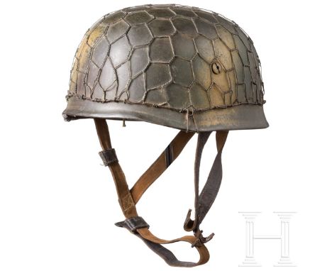 Stahlhelm M 38 für Fallschirmschützen mit Tarnbemalung und Drahtnetz Die feldgrau lackierte Glocke mit außenseitigen sandfarb