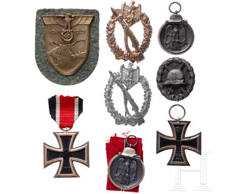 Nachlass eines Krimkämpfers  Krimschild auf Heeresstoff (nicht magnetisch), EK 2 von 1939 (im Ring "65"), zwei Ostmedaillen, 