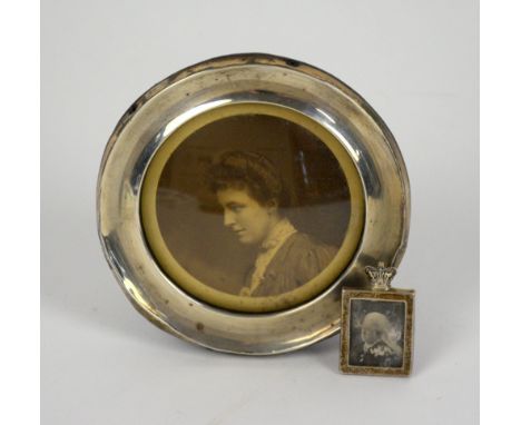 Edward VII silver oval photograph frame, Birmingham, 1903, silver postage stamp size frame with crown surmount, Birmingham, 1