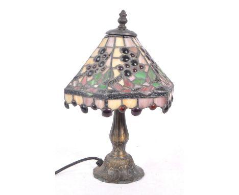 A vintage 20th century Art Nouveau Tiffany style desk table lamp light. Having metal finial top, hexagonal shape shade with l