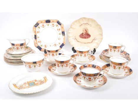 Colclough China - A porcelain tea service in Imari pattern to include 6x teacups, 8x saucers, milk jug, sugar bowl, 5x small 