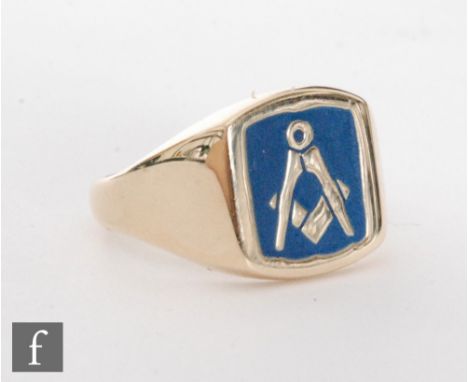 A 9ct hallmarked Masonic ring with set square and compass picked out of a blue enamel ground, ring size T. 