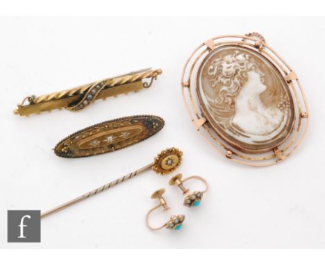 A small parcel lot of jewellery to include two 15ct bar brooches, a 15ct stick pin, a 9ct mounted cameo brooch and a pair of 