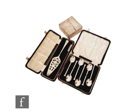 Four items of hallmarked silver items, a cased set of six teaspoons, a cased cake slice, a rectangular snuff box and a cigare