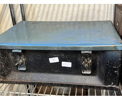 A large US Navy WW2 period ammunition box 53x37x20cm. No shipping 