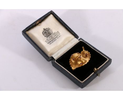 18ct yellow gold leaf brooch set with six ruby pink stones by maker C&amp;F, 4cm long, 6.7g gross, in Carrington &amp; Co Ltd