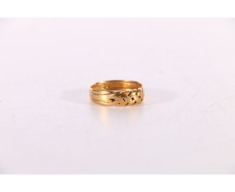 18ct gold wedding band ring with knot design, size R, 4.8g 