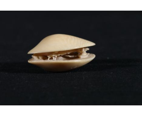 Ivory netsuke of The Clams Dream, signed, 45mm, 14g, Meiji 