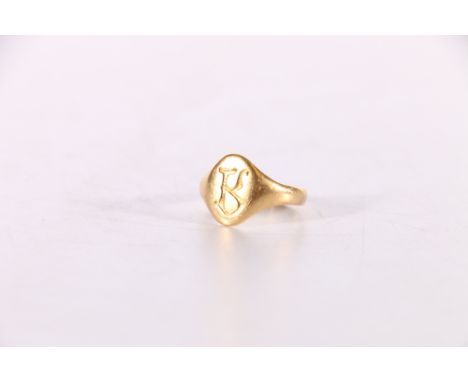 18ct yellow gold signet ring with "R" intaglio seal, size O, 4.7g. Initialled R, generally clean.